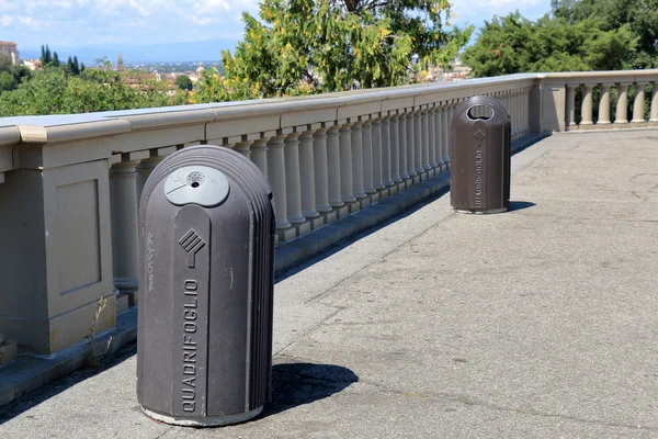 Zwei zylindrische Mülltonnen in florenz, italien — Stockfoto