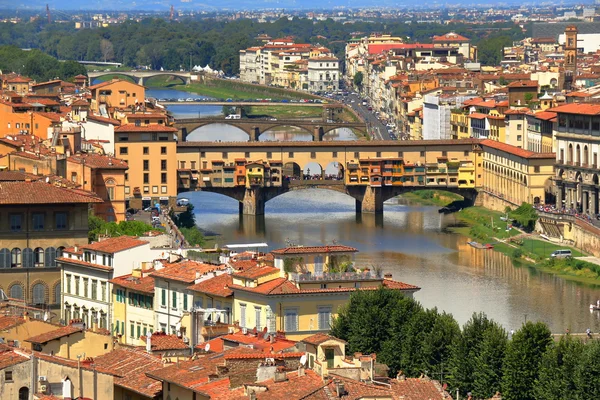 Edificios y Ponte Vecchio en Florencia, Italia —  Fotos de Stock