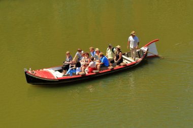 Arno Nehri üzerinde bir tekne turist seyahat