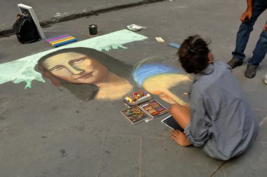 Sanatçı boyalar yüz Mona Lisa Floransa, İtalya