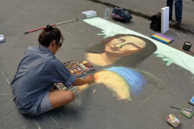 Sanatçı boyalar yüz Mona Lisa Floransa, İtalya