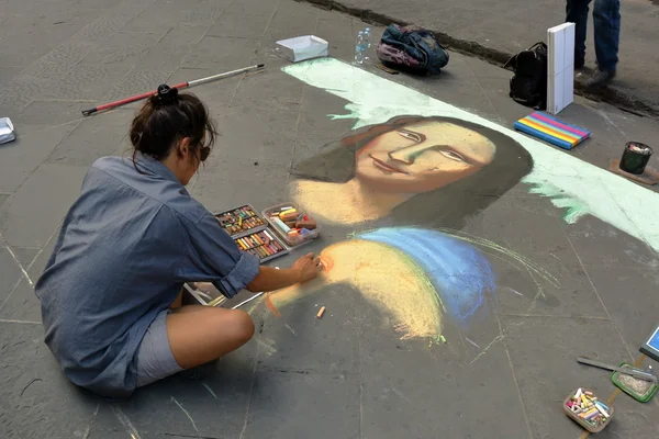 Kunstenaar schildert gezicht van een Mona Lisa in Florence, Italië — Stockfoto