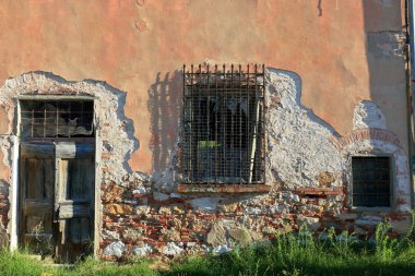 Hasarlı duvarlar, arka plan ile eski bina.