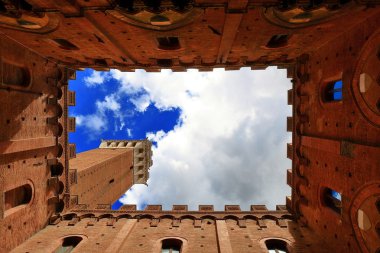 Torre del Mangia ve Palazzo Pubblico avludan görüntülemek