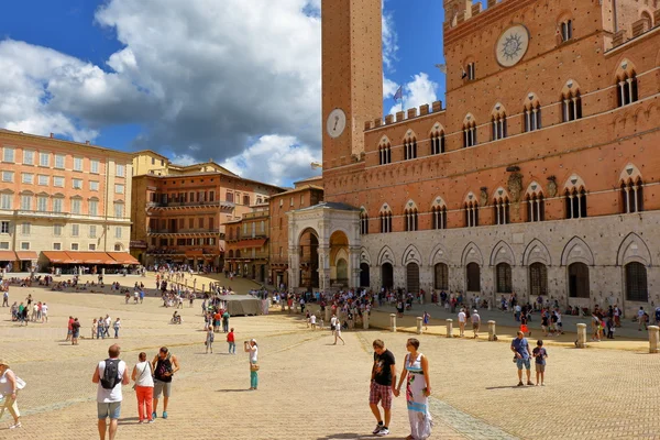 Tourists walk on square in Siena, Italy — Stockfoto