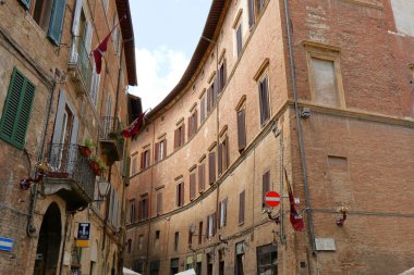 Eski binalar Balkonlu ve bayrakları Siena, İtalya