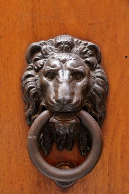 Kapı tokmağı aslan namlu şeklinde