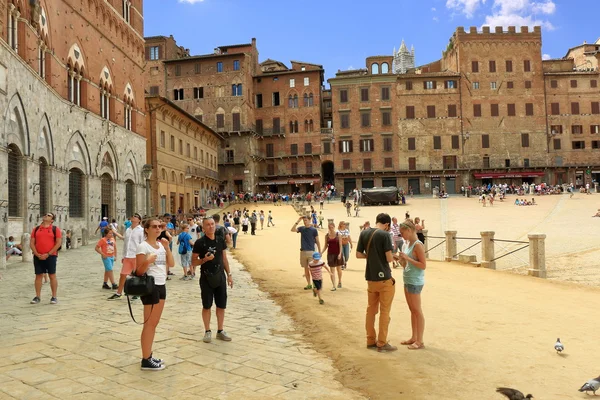 Turistas na Piazza del Campo em Siena, Itália — Fotografia de Stock