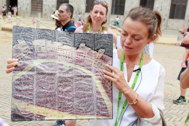 Kılavuzu Palio di Siena İtalya turist anlatıyor