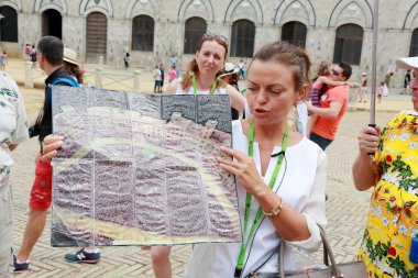 Kılavuzu Palio di Siena İtalya turist anlatıyor