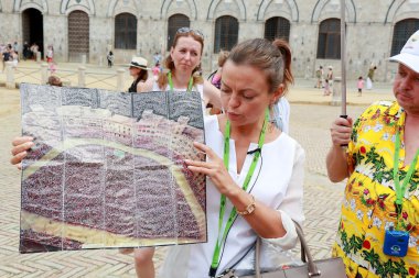Kılavuzu Palio di Siena İtalya turist anlatıyor