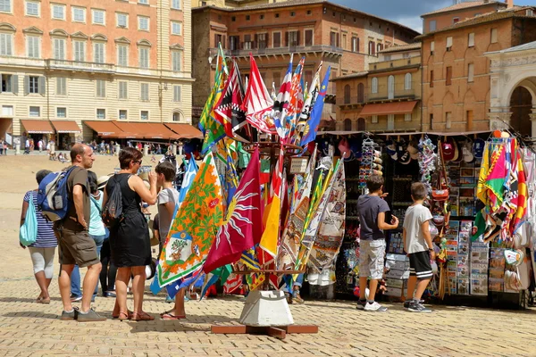 Siena. Turistler Piazza del Campo Hediyelik eşya dükkanında çevresinde.