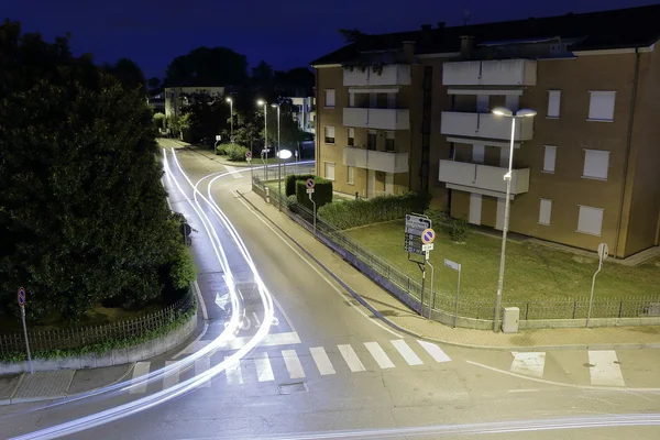 Nachtansicht der Straßen und Lichtspur in Italien — Stockfoto