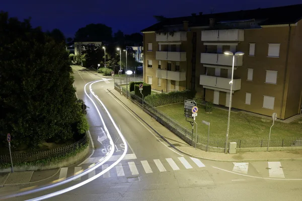 街道和轻的踪影，在意大利的夜景 — 图库照片