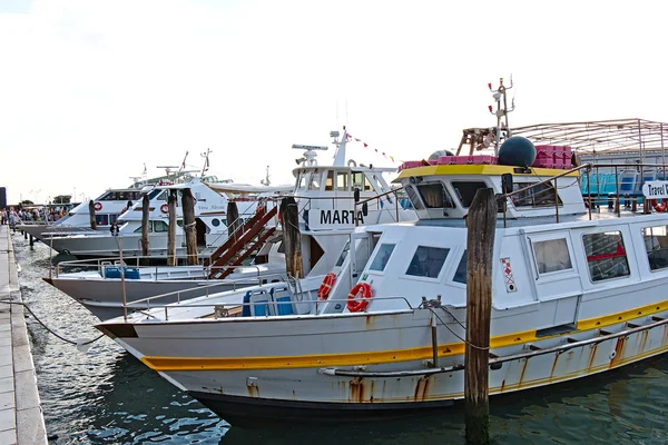 Barcos estão em uma fileira em Veneza, Itália — Fotografia de Stock