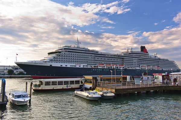 Les passagers arrivant en bateau sont sur le quai de Venise — Photo