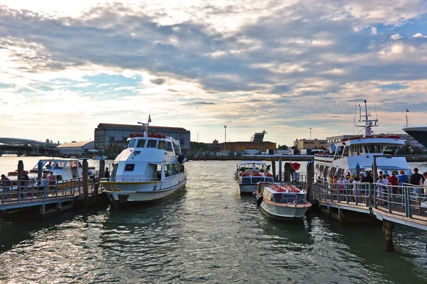 Landing of tourists on a boats is Venice, Italy — Stock Photo, Image