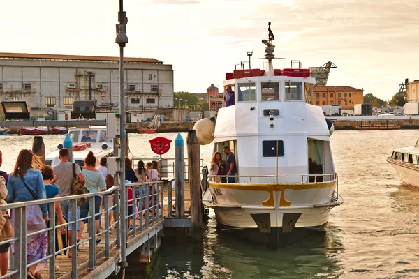 Landing of tourists on a boat is Venice, Italy — Stock Photo, Image