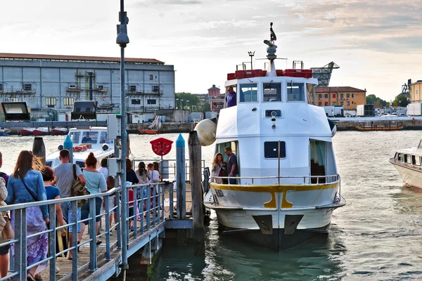 Venedik, İtalya, iniş bir tekne turist olduğunu
