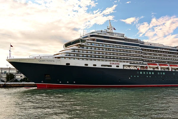 Navio de cruzeiro MS Queen Victoria em luz da manhã em Veneza — Fotografia de Stock