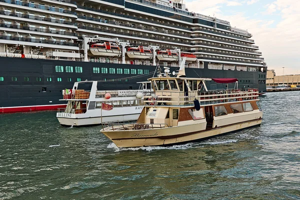 Velero amarillo Motonavi Barracuda Venezia en Italia — Foto de Stock