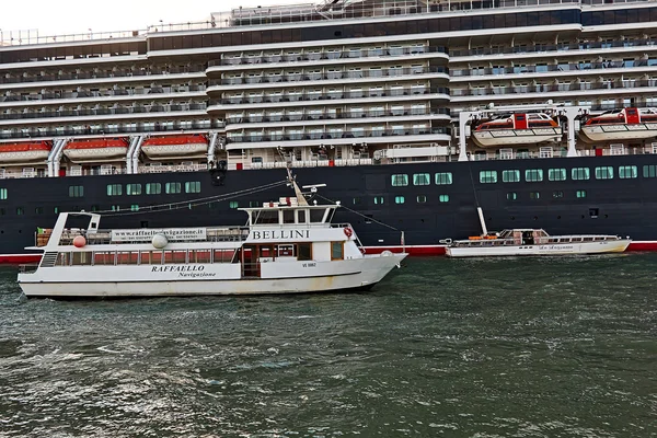 Barco Bellini Raffaelo Navigazione VE8862 en Italia — Foto de Stock