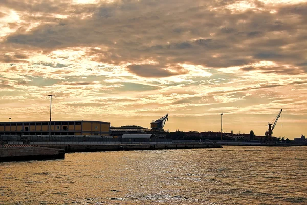 Água do mar e edifícios pela manhã. Veneza, Itália — Fotografia de Stock