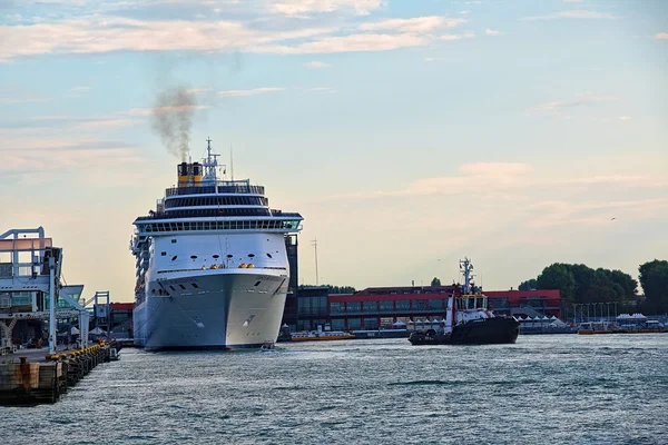 Kreuzfahrtschiff costa mediterranea in venedig, italien — Stockfoto