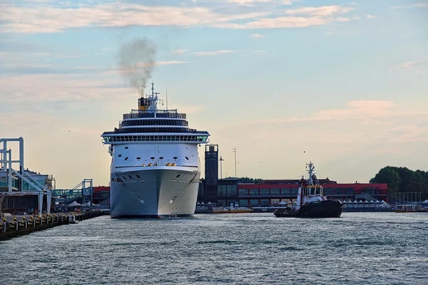 Cruise ship Costa Mediterranea in Venice, Italy — Stock Photo, Image