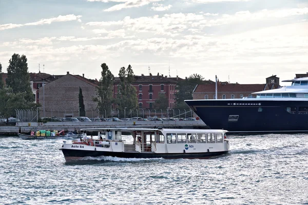 Vaporetto con pasajeros flota por la mañana en Venecia, Italia — Foto de Stock