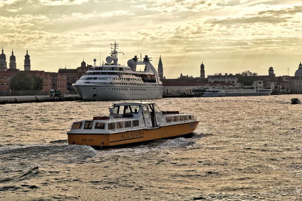 Veneza, Itália. Barcos e navio no mar de manhã — Fotografia de Stock