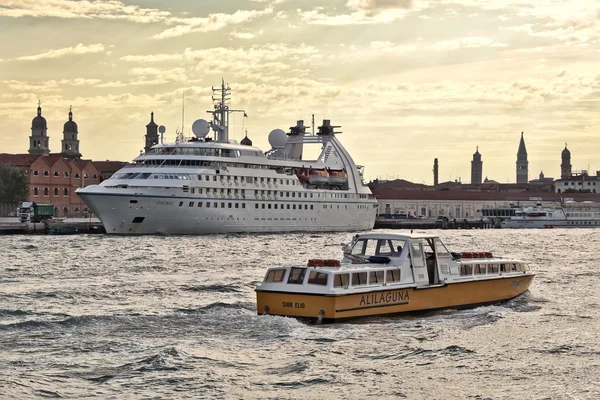 Barco Sior Elio y crucero Star Pride en Venecia, Italia — Foto de Stock