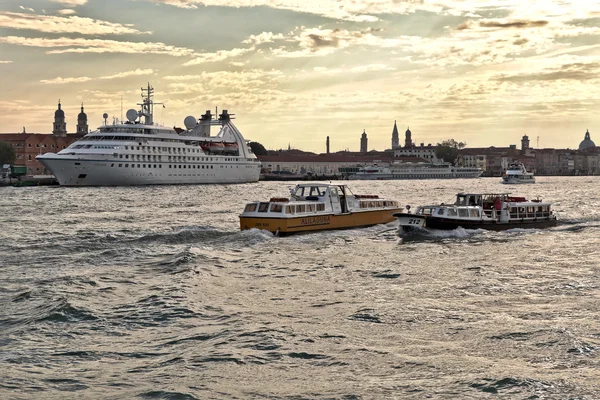 Boats and Cruise Ship Star Pride in Venice, Italy — Stock Photo, Image