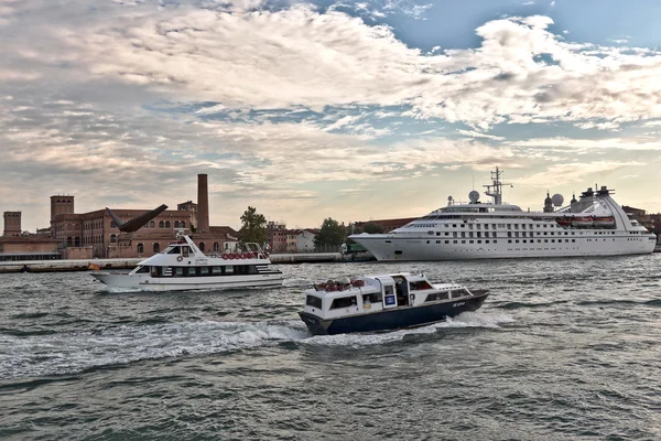 Barcos y cruceros Star Pride en Venecia, Italia — Foto de Stock