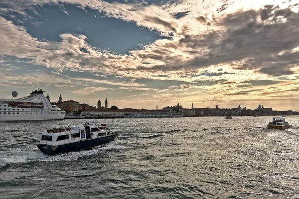 De Italia. Barcos con gente en Laguna Veneciana por la mañana — Foto de Stock