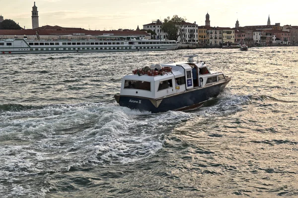 Italy, boat transports people in Venetian Lagoon — Stock Photo, Image