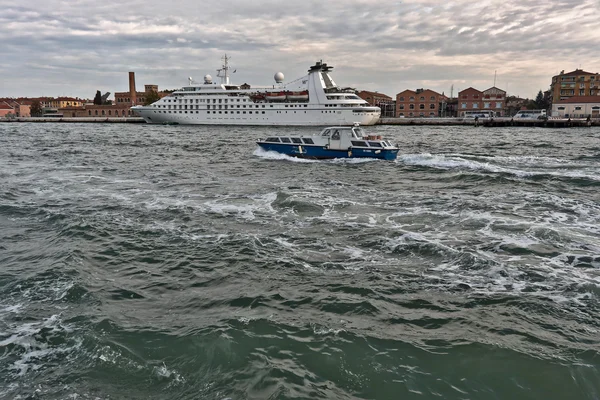 Itália. Barco e navio de cruzeiro na Lagoa Veneziana de manhã — Fotografia de Stock