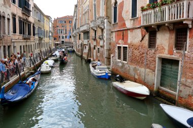 Kalabalık bir turist, motorlu tekne ve gondol Venedik yüzen