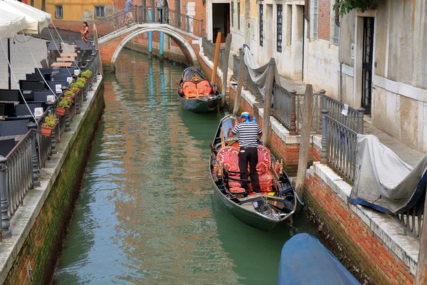 Гондоли поблизу вуличних кафе і міст у Венеції, Італія — стокове фото