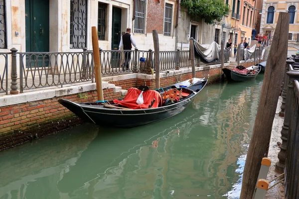 Піввагонів на воді на каналі в Венеції, Італія — стокове фото