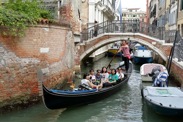 Туристів з Азії плавають на на гондолах. Венеція, Італія — стокове фото