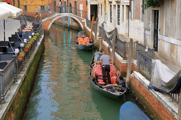 Gondolier et gondole près du café de rue et pont à Venise — Photo
