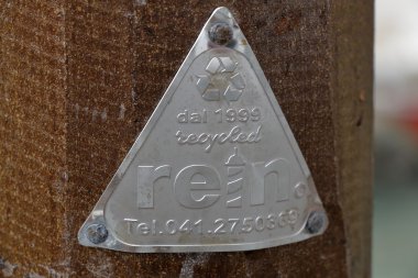 Alüminyum üçgen su ahşap sütun. Venedik, İtalya.