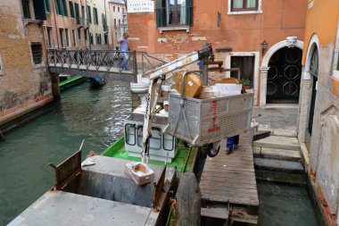 Venedik, Italya. Çöp toplama teknesi