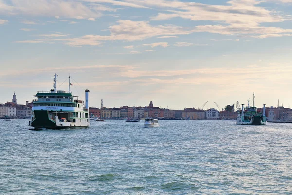 Venezia, Italia. Due traghetti e barche a motore nel Canal Grande — Foto Stock