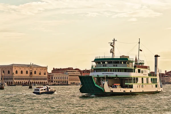Ferryboat Metamauco et bateau à moteur à Grand Canal à Venise — Photo