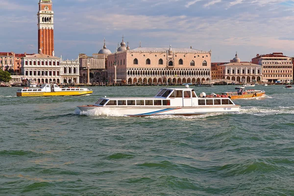Palazzo Ducale et bateaux à moteur avec passagers à Venise, Italie — Photo