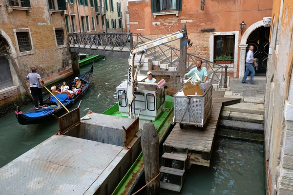 Benátky, Itálie. Loď s hydraulickou rukou pro úklid — Stock fotografie