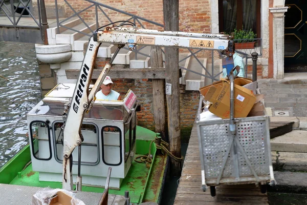 Bateau avec bras hydraulique et réservoir pour la collecte des ordures. Venise — Photo