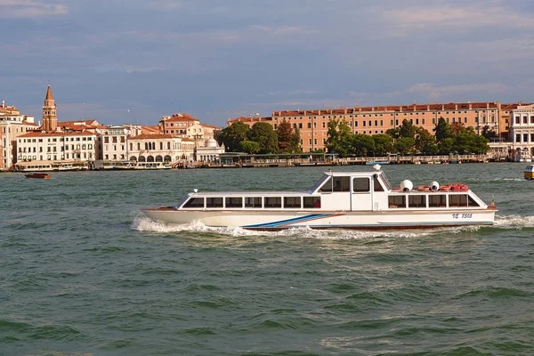 Bateau à moteur blanc avec le numéro VE 8505 à Venise, Italie — Photo